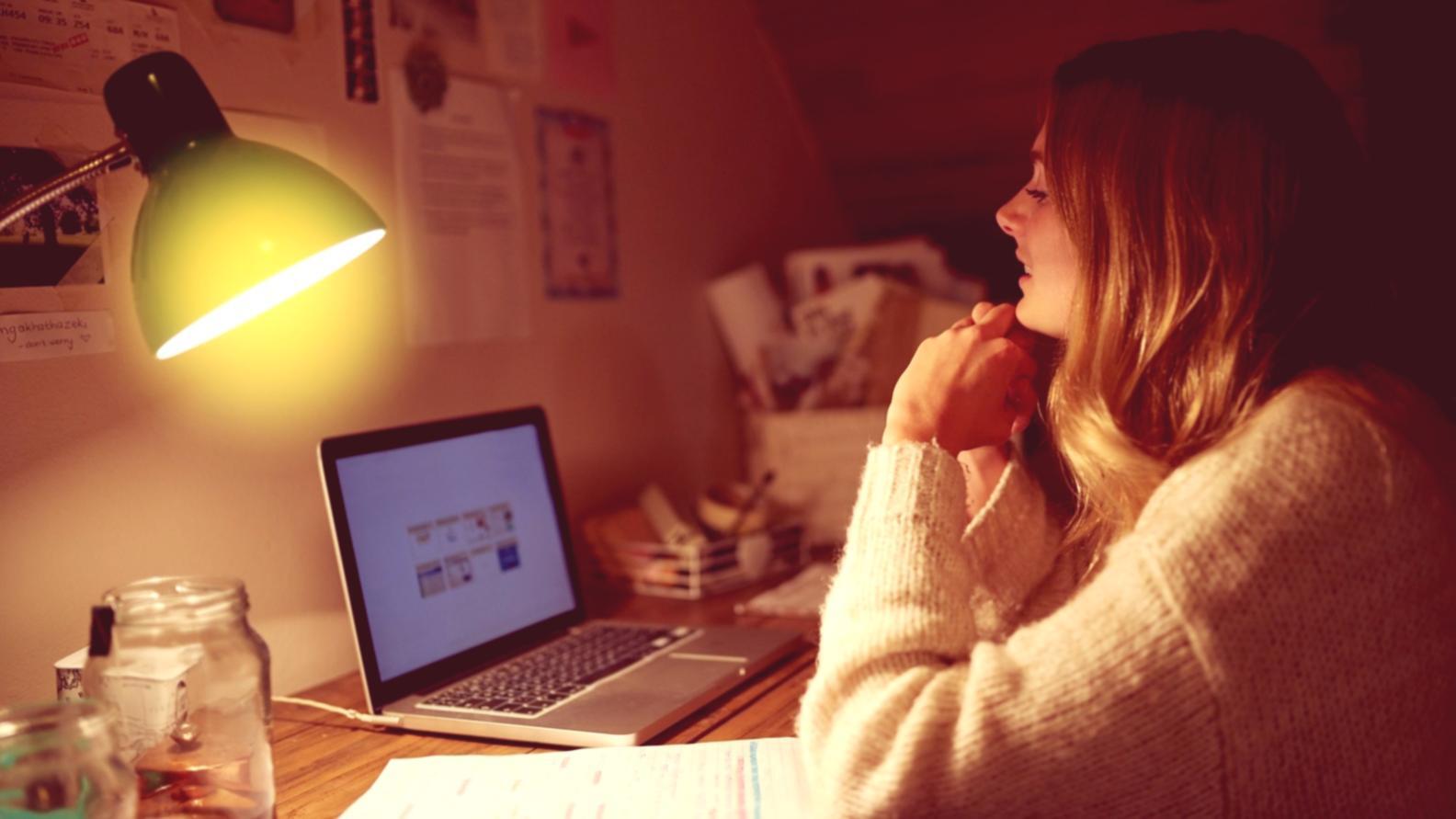 Schüler bei konzentrierter Arbeit während des Kurses
